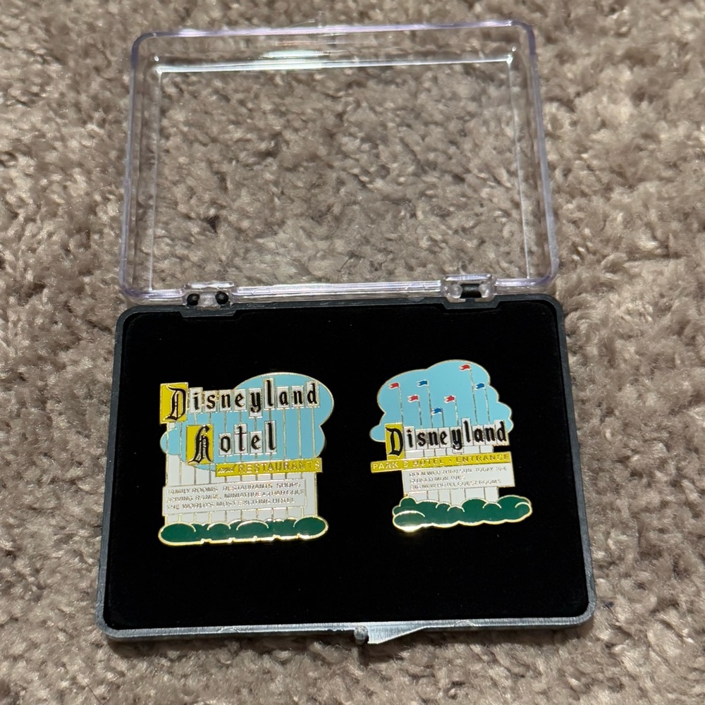 Disney Pins - Cast Exclusive - Disneyland Marquee & Hotel Sign 2 Pin Set LE 3000